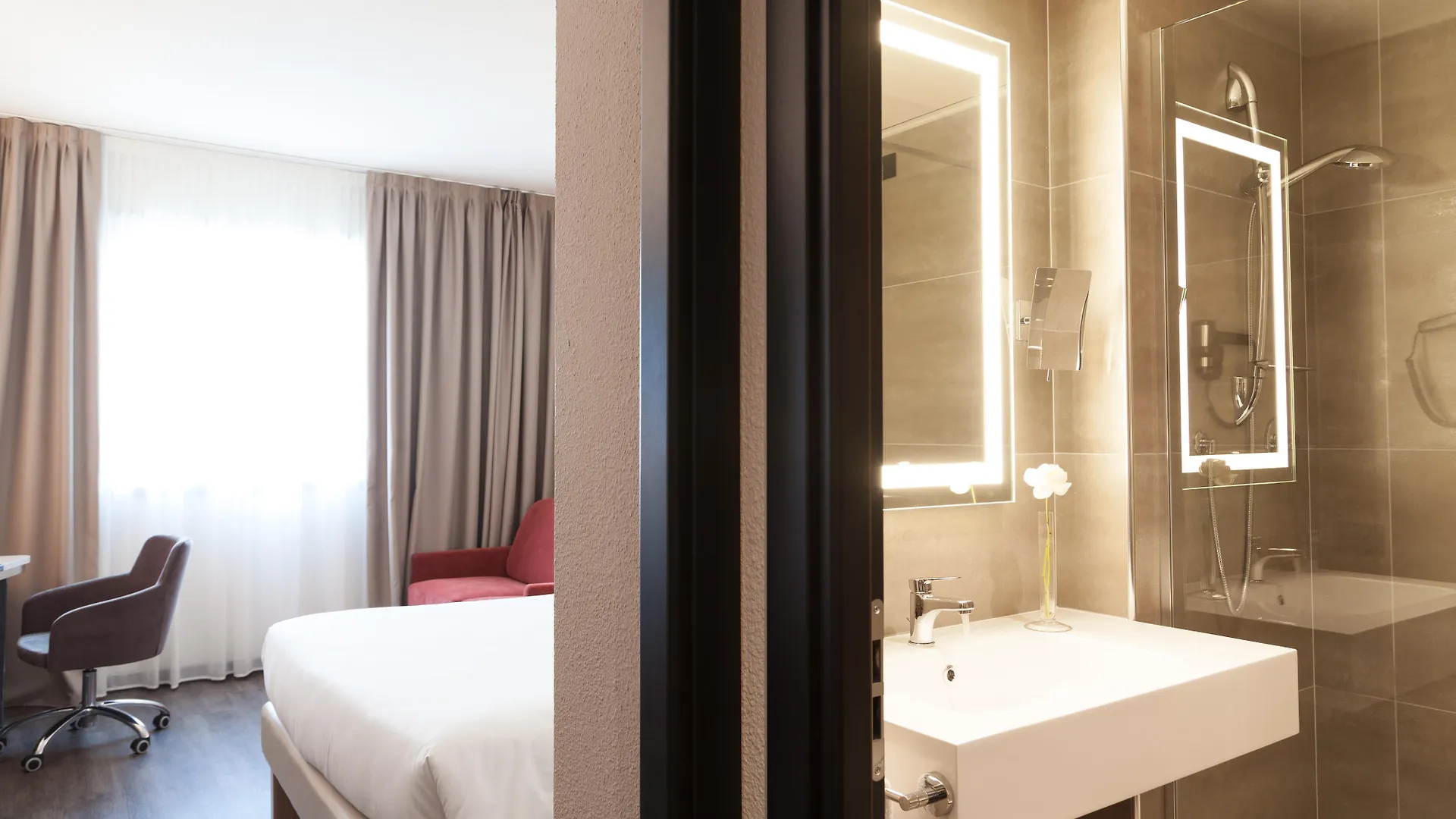 **** Hotel Novotel Brescia Due Italien